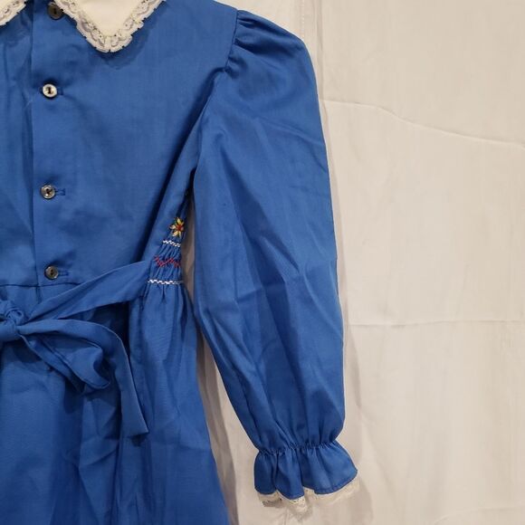 Hand Smocked by Carrousel Blue White Collar Floral Smock - Picture 10 of 15